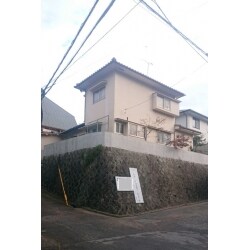 庭木の成長により、お手入れも大変な上、木々が電線に干渉して危険な状況で困っておられました。
ご相談を頂き、庭木を伐採し撤去いたしました。
危険回避だけでなく、お家周りがすっきりとし見通しも良くなった、とお客様には喜んでいただきました。