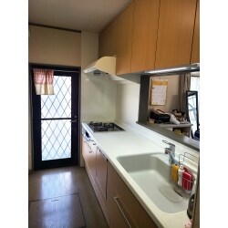 設備機器の交換（キッチン・ユニットバス・洗面台・トイレ・給湯器）と洗面室・トイレ室の内装工事＋棚造作工事を行いました。