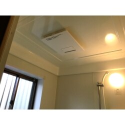 夏は涼しく快適な湿度を保ち、冬は足元を温めヒートショックを防ぐ。衣類が乾いたら自動でストップする優れもの