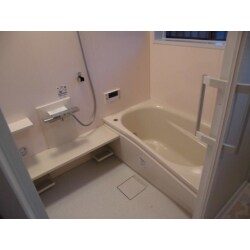 窓を大きくとり、暗かった浴室は同じ場所でも日当たりがよくなりました。
LIXILのシステムバス アライズを取付た事で大きな浴槽でゆったりくつろげます。お手入れもラクラク！！