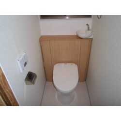 すっきりとした見た目で、収納を兼ね備えたTOTOの人気シリーズ レストパルを設置。トイレを使うたびに『きれい除菌水』で見えない所まで除菌してくれる万能なトイレに大変身！