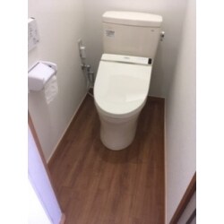 壁、床、クロスも張り替えて、古い和式トイレが清潔感のある洋式トイレへ早変わり。