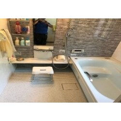 壁一面のみデザインパネルを採用し、お気に入りの空間を作りました