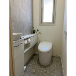 1階と2階のトイレをまとめてリフォームいたしました。既設の照明や収納を撤去したり残したりと、費用面とのバランスも見ながらご提案いたしました。内装にもこだわりより使いやすく、よりキレイが保ちやすくなるようご相談を重ねちょっと自慢したくなるようなトイレになっております。