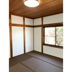 ホワイトクロスの壁紙の明るさに、従来あった柱や鴨居がお部屋の中で、重厚感を与えて空間の引き締めポイントにもなりました。