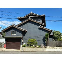 築54年・築年数を重ねたお住まいで、前回の塗装から約33年が経過し、外壁の剥がれや劣化が進んでいた木造住宅のリフォーム事例です。