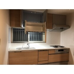 キッチン取り換え工事を行いました！開き扉から引き出し式になりました。食洗機も別置きからビルトインになり、キッチン周りがスッキリしています。吊戸棚に昇降キャビネットを設置したので、高いところでも手が届いて便利ですね！ワークトップもステンレスから人造大理石になり、部屋が明るく見えます。