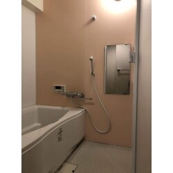 LIXILのユニットバスに替えたことで、浴槽の高さが低くなり、使い勝手も良くなりました。

収納をなくして鏡を大きくすることでスッキリとし、掃除もしやすいですよ！