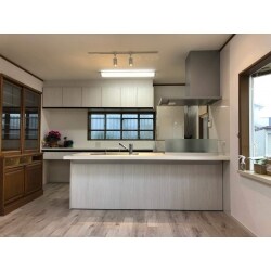 今回、キッチンの間取りを大きく変更しました！！
全てのリフォーム個所が明るく、収納を増やした事によりスッキリしました。

