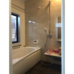 浴室を広くしたいといったご希望と１階と２階のトイレの水漏れがきっかけとなり、リフォームをする事になりました。
洗面は予定に入っていなかったのですが、許される予算内でしたので一緒に洗面台もキレイにしました。
水廻りがキレイになると気分もリフォームされ心地良く生活できますね！！

