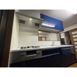 カラーを取り入れたとてもおしゃれなキッチンになりました。暗すぎず、明るすぎない藍色なので明るいキッチン空間の差し色になりますね。機能はたくさんは付けずに、シンプルで使いやすさを重視したキッチンに生まれ変わりました。