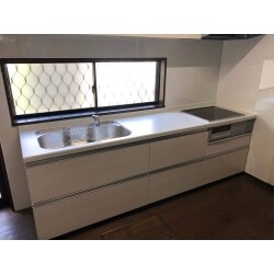 吊り戸棚の下をスッキリさせた事により、窓からの日差しで爽やかな空間を作り上げる事ができました。
キッチンの色を白にした事で清潔感溢れるキッチンですね。またコンロがIHでタイルからキッチンパネルになった事により、作業や掃除がしやすく気持ちよく家事をする事が出来るようになりました。