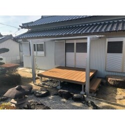 今回で4回目の依頼を頂きました。本当に嬉しい限りです。今回のお悩みが天候の悪い日に、防ぐ物が無かった事でした。
屋根を付けるだけかどうしようかとご相談頂きました。
お家との色合いやバランス、お値段を考えながらお話をさせて頂きました。
