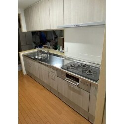 マンションでのキッチンリフォームを行いました。
ワークトップはステンレスなので、汚れやキズも目立ちません。
水廻りの中でも特にキッチンは使用頻度が高いので、お客さまの生活スタイルに合ったご提案をさせていただいております。