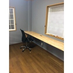 20畳ほどの洋室を今までは家具で仕切られていましたが、間仕切りを新設いたしました。
それぞれのプライベート空間を確保することができたので、とてもお喜びいただけました。