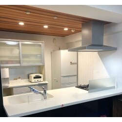 マンションでの水廻リフォームを行いました。
特に想いが強かった念願のペニンシュラ型キッチンが実現できました！
洗面・トイレはシンプルで使いやすさ最優先でキレイな水廻りになりました。

