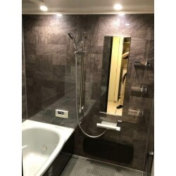 浴室とレンジフードのお取替えをさせていただきました。毎日ご使用されるものですので、お手入れや使いやすさを重視してご提案させていただきました。レンジフードは油汚れがつくと、お掃除も大変ですが、凹凸のなるべく少ないものをお選びいただくことで、お掃除時間の削減になります。