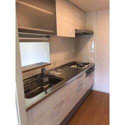 マンションでのキッチン交換を含めた内装工事を行いました。
「優先度が高く特に気になっている箇所から順番にリフォームをしたい」とのお考えでしたので、部分修繕などお施主さまのご要望がご予算内に収まるようにご提案もさせていただきました。