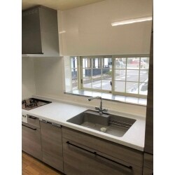 キッチンのリフォームですが、機能面だけでなく、収納にもこだわりを持ってご提案をさせていただきました。シンク下・シンク横・背面収納など、収納箇所がかなりありましたので、それぞれに合わせて普段の家事が今よりスムーズに行えるようにさせていただきました。
