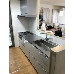 作業台やシンクをステンレスにした事により、かっこ良さがより際立ちます。水栓もワンタッチ式でお手軽。また、高さがあるため大きい鍋やペットボトルが洗いやすい。キレイ除菌水も設置されているため衛生面が特に気になるまな板や包丁も安心です。また、クラッソの特徴でもあるすべり台シンクで高低差を付ける事により、排水溝まで汚れが流れやすく、スクエア型なので掃除もしやすいのが特徴です。
