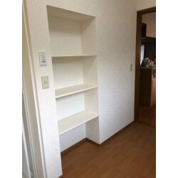 日々生活をしていると知らずうちに物が増えていますよね。脱衣所は洗面や洗濯機を置いている方が大半と思いますので、物が増えて置き場に困ります。でも棚を購入すると空間が狭まってしまいます。そんなお悩みにお応えさせて頂きました！！壁を利用して収納スペースを作り上げました。これなら、物もスッキリ収納出来て空間もそのまま活かせます。
