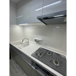 マンションに住まわれてから約30年程ご使用されており、経年劣化が気になり出したのがリフォームのきっかけでした。
「シンプルでスタイリッシュなキッチン」というご要望をいただき、ご提案をさせていただきました。

