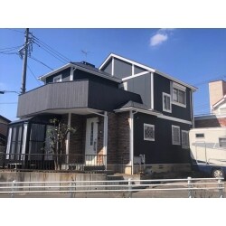 築20年の戸建て住宅の外壁塗装と水廻りリフォームを行いました。
日当たりや交通量の多い道路に面している為、外壁のやベランダの劣化がきっかけでした。
また新築当時からの水廻りをお使いでしたのでこちらも合わせて新しくリフォームさせていただきました。