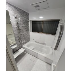 寒さ対策として浴室暖房の新設、床の工夫を行ったプランニング。冬場でも安心して、安全に入浴できるバスルーム。バスルームにつながっている脱衣所はヘリボーン柄でワンポイントになる内装。