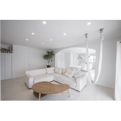 平屋の純和風な中古住宅を全面リノベーションいたしました。白を基調としたやわらかい印象のフレンチモダンな洋風邸宅です。外観は元の重厚な和の印象を交えた、和洋折衷に仕上げております。広々としたお庭もご夫婦と3人のお子様の温かくにぎやかな声が今にも聞こえてきそうです。