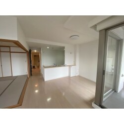 中古マンション購入に際してのリフォームをいたしました。壁紙や畳、襖の汚れが気になられており水廻りも交換したいとの事でした。キレイなところはそのまま使用し費用を抑えながら、随所にお好みの設備を採用しております。このリフォームを機にメンテナンスがしやすいもの、家事ラクが実現できるものを採用し住みやすい家をご提案いたしました。