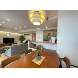 4人家族で暮らされてるマンション1室全体をリノベーションしました。お子様の成長に合わせて収納量が増えるため、和室をファミリークローゼットに新設し、その分隣接するリビングを広げました。対面キッチンからも広くなったリビングで過ごされるご家族との会話やコミュニケーションもとれる開放感あるLDKとなりました。