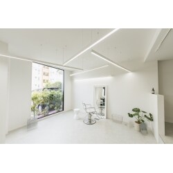 白を基調とした理容室のリフォームを行いました。中古物件にお施主様のこだわりを存分に反映させて、広々とした清潔感のある店舗に仕上がっております。受付カウンターにはお施主様こだわりの耐久性の高いモールテックスを採用し、2階にはネイルサロンも作りました。印象的な照明などを採用し、唯一無二のお洒落な理容室になりました。