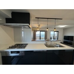 長年お住いのご自宅マンションをより住みやすくしたいとご相談いただきました。収納が足りないことやLDKの狭さ、浴槽の狭さなどお困りごとをたくさんお聞かせいただき、いかにして解消するかをご提案させていただきました。選ぶ床材や設備のお色味などでご希望の和モダンの空間作りを意識しております。長年住んでみて初めて分かることや、生活スタイルの変化に合わせてご自宅をブラッシュアップさせる理想的なリフォームとなりました。