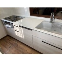 白くてパッと明るいキッチン