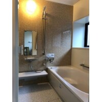 暖色照明とアクセントパネルで癒される空間になった浴室