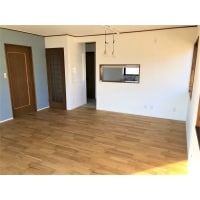 ブルーを基調とした自然光で明るいダイニング