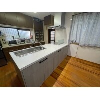 ダイニング側もフル収納!回遊しやすいキッチン