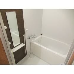 1216サイズのアパート用浴室を施工しました。限られた空間の中ですが、以前よりも広い浴槽に入ることができるようになりました。