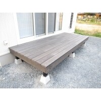 モダンなウッドデッキ