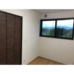 以前1階のリフォームを当社でさせていただき、気に入っていただいたとのことで、2階のリフォームも一任されました。お子様たちも大きくなり、1人1部屋の子供部屋を作りたいということと、1階のリフォーム同様、断熱材も入れ替えをして、断熱性の高いお家にしたいとご希望でした。