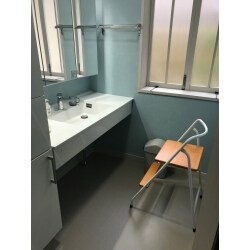 車椅子の操作性のため、下に収納を設けず、脇と鏡裏に収納を設けました。とてもすっきり広々としたとした印象の洗面台になりました。