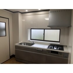 キッチンも浴室も経年劣化で古くなったので、一新したいとのことでした。
キッチンはダークブラウンとホワイトを基調とし、照明はダウンライトを採用、スタイリッシュなキッチンに生まれ変わりました。
浴室は断熱性の高い窓、浴槽に変え、照明はダウンライトを採用、暖かくホテルの様な浴室になりました。