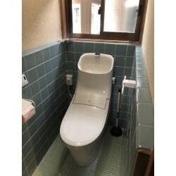 中古住宅を購入し、より快適に暮らせるよう、各所をリフォームしたいというご希望でした。
一枚ガラスで割れもあった玄関戸を、断熱性の高い玄関戸に、和式のトイレを洋式にリフォームしました。