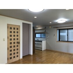 中古住宅を購入されて、水回りを一新されたいとのことで、キッチンは取り換え、見せる収納が出来る棚を造作しました。リビングはクロスを貼り替え、照明をダウンライトも取り入れたLED照明に、階段の登り口には暖気が逃げぬようロールスクリーンを取り付け、スタイリッシュなイメージのリビングダイニングキッチンになりました。
