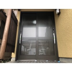 お家の顔である玄関をリフォームしました。