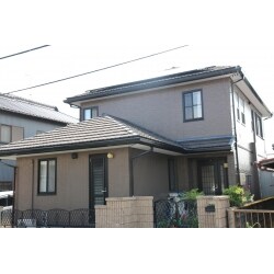 外壁は現状より少し同系色で少し濃い色にしました。
樋等の付帯部を同色にすることで全体的に統一感が出てシックなイメージとなりました。