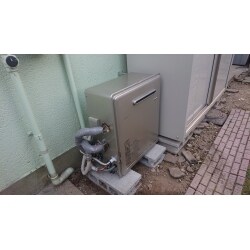 屋内に設置してあった給湯器を、屋外に取付しました。