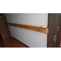 壁面に下地が無かったので、補強板を取り付けてから手すりの取付を行いました。