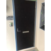 賃貸アパートの扉を、リアテック工法で新品のように様変わり!