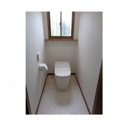 たっぷりの泡でしっかり洗うタンクレス　最新おそうじトイレに交換。
汚れがつきにくくお掃除のしやすい新型トイレです。
お孫さんの要望でウォシュレット付全自動トイレに交換。
一緒に床とクロスも交換し白を基調に清潔感を感じられるトイレになりました！
お花を生けたいというご要望で窓側に棚板を追加いたしました。